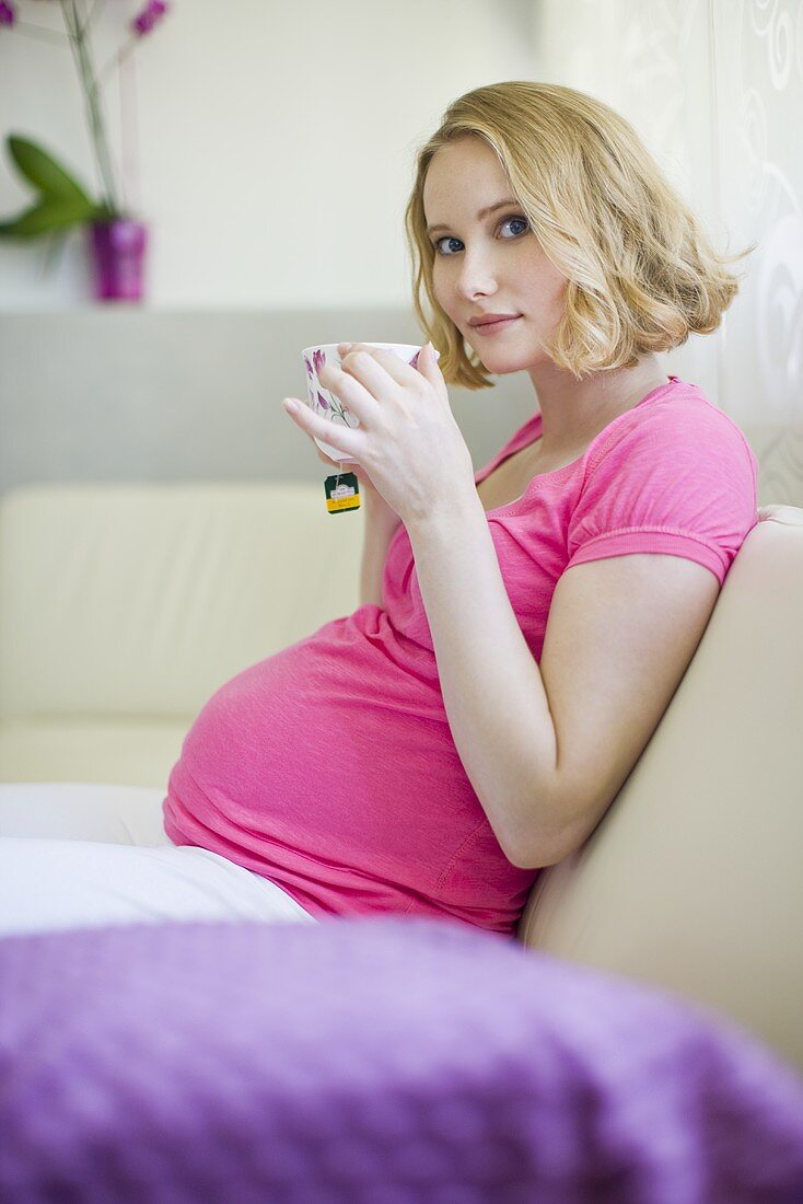 Schwangere Frau mit einer Tasse Tee