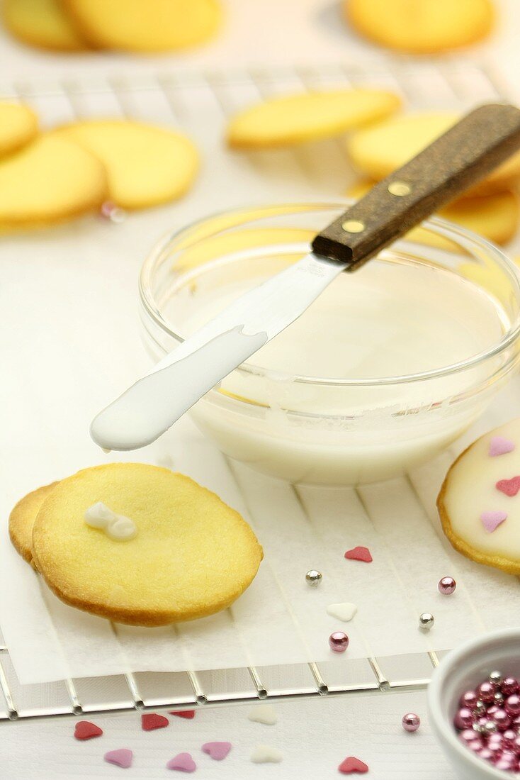 Icing sugar for decorating biscuits