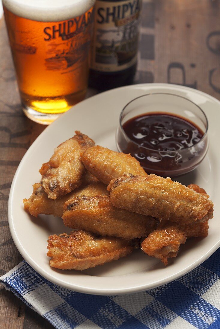 Chicken Wings, Cranberrysauce und Bier