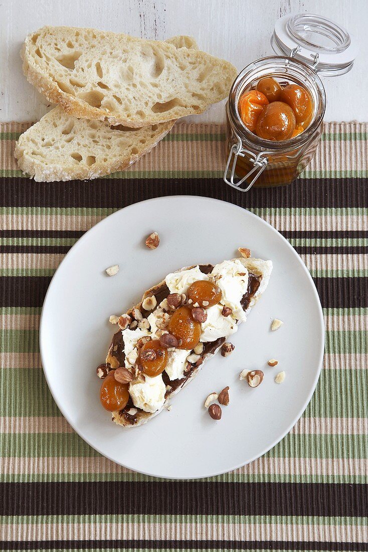 Röstbrot mit Schokoladenaufstrich, Frischkäse, Kumquatkompott