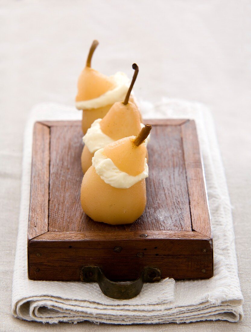 Pochierte Birnen mit Camembert-Eis gefüllt