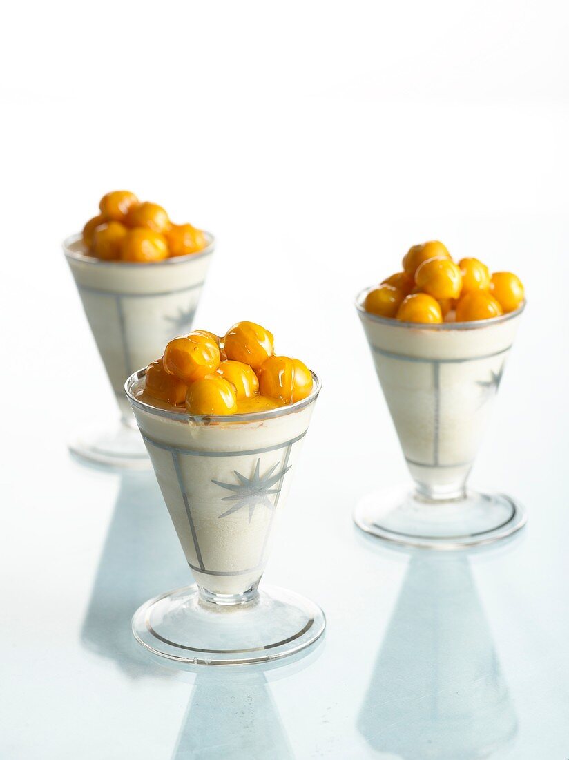 Gefrorene Mousse mit Physalis und Ahornsirup