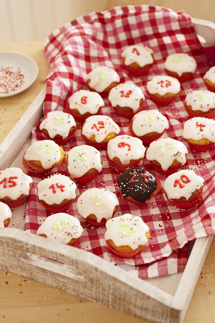 Adventskalender-Cupcakes auf Tablett