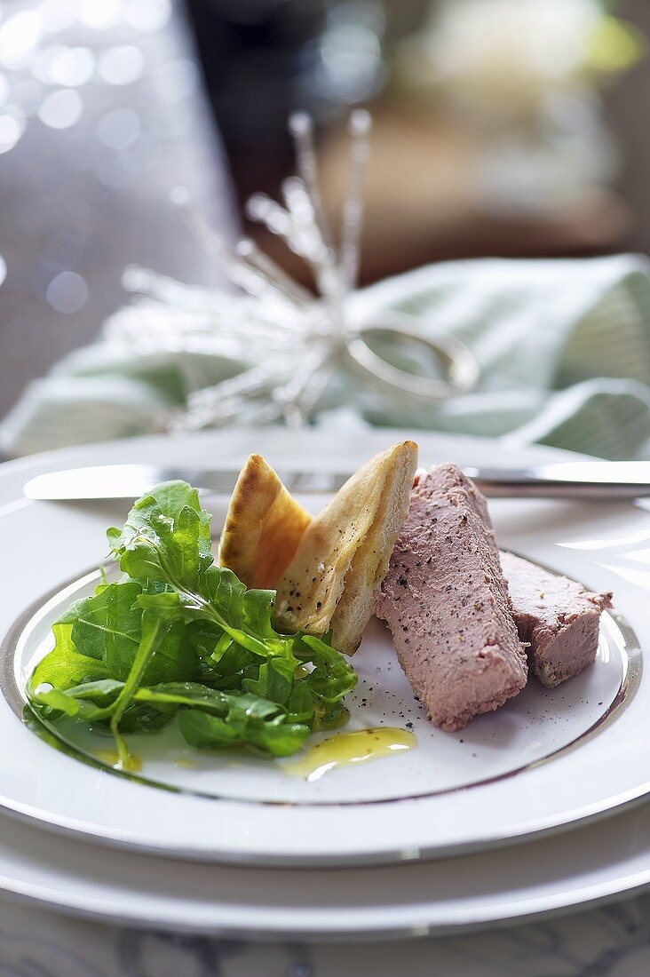 Hähnchenleberpastete mit Fladenbrot und Salat