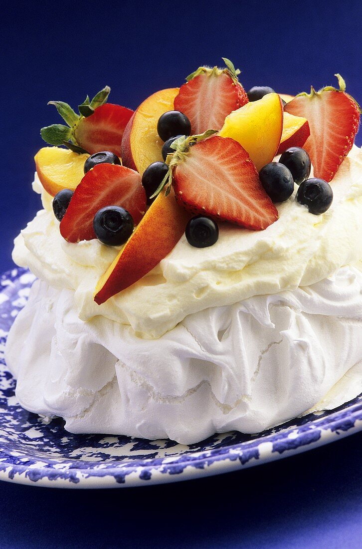 Pavlova mit frischen Früchten