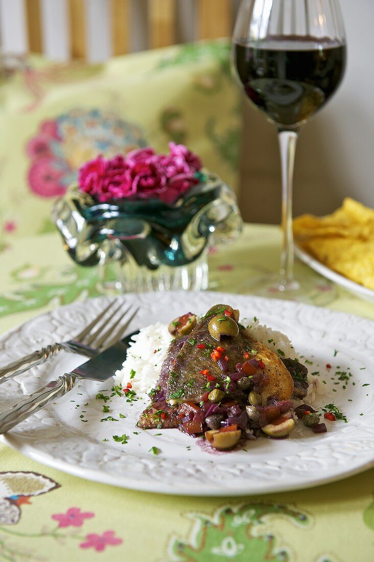 Fisch mit Rotweinsauce, Oliven und Reis (Mexiko)