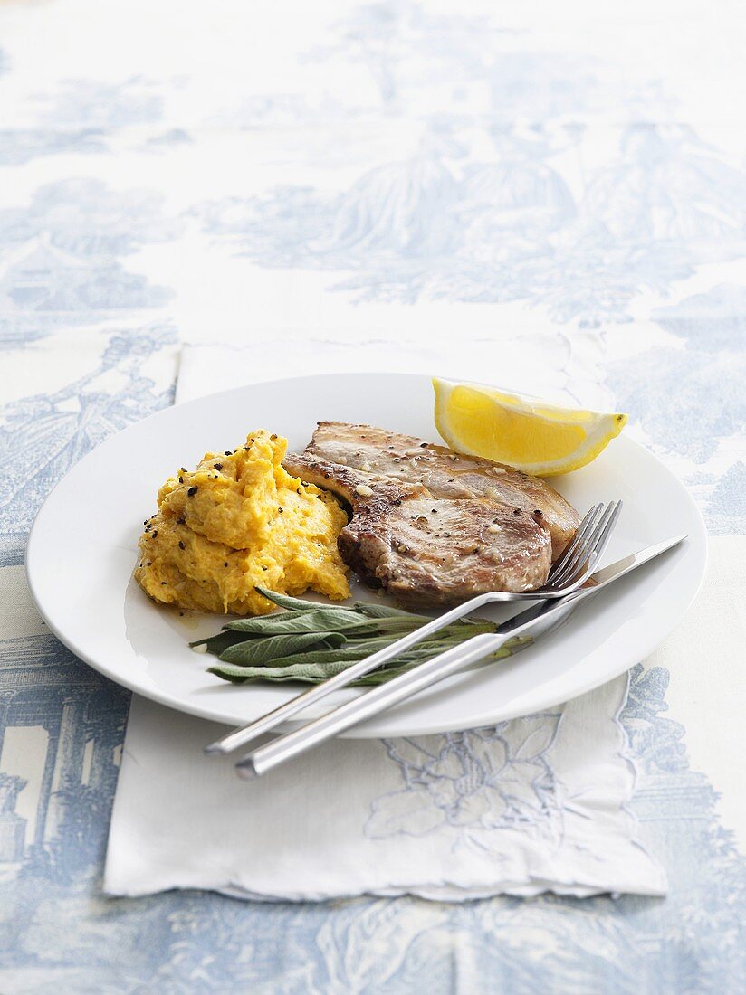 Schweinekotelett mit Salbei und Kürbispüree