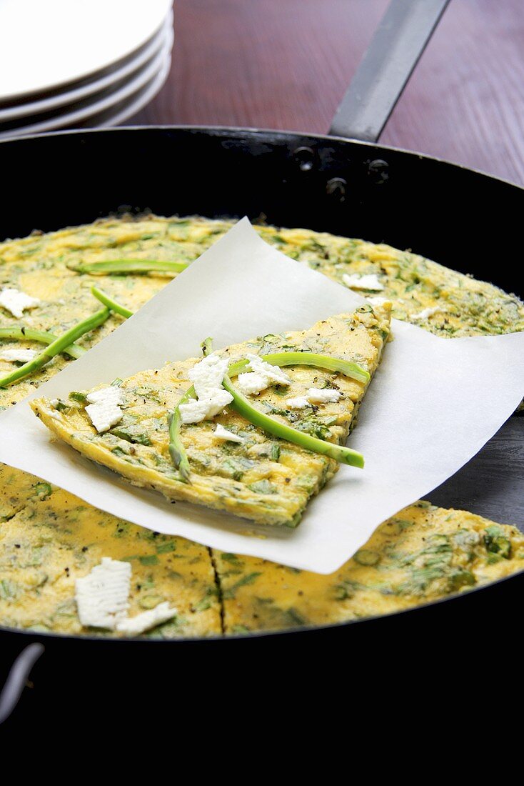 Spargel-Ricotta-Frittata, angeschnitten, in Pfanne