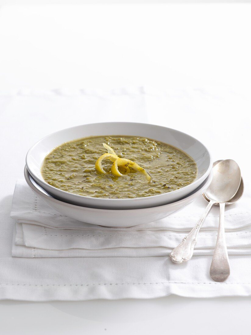 Cold pea soup with sping onions