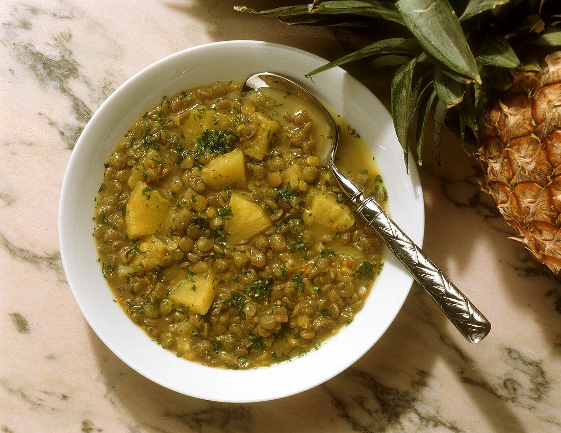 Linsensuppe mit Ananas und Kokos