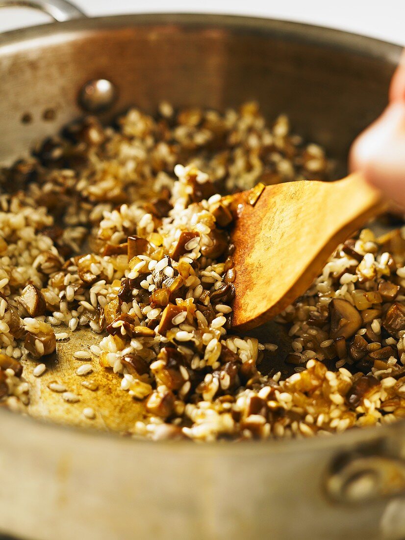 Pilzrisotto zubereiten