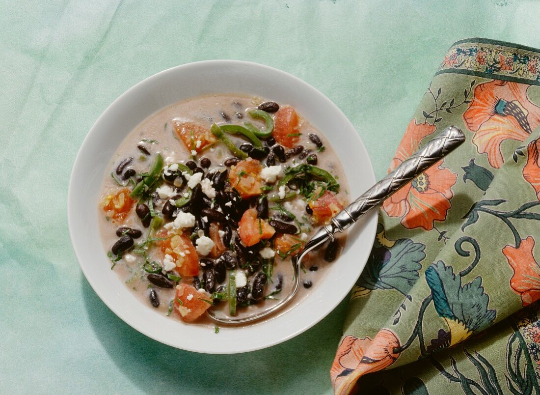 Scharfe Bohnensuppe mit Schafskäse