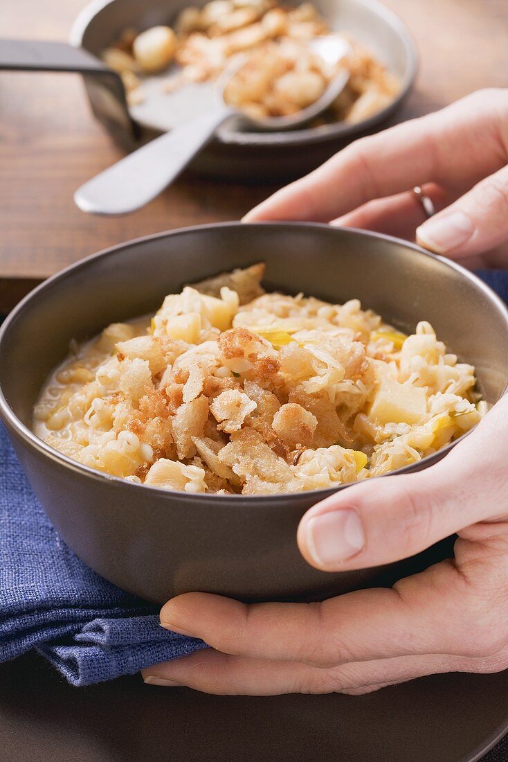 Sauerkraut mit Graupen und Croûtons