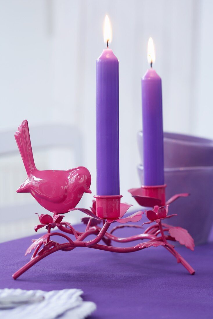 Kerzenständer in Vogelform mit lila Kerzen