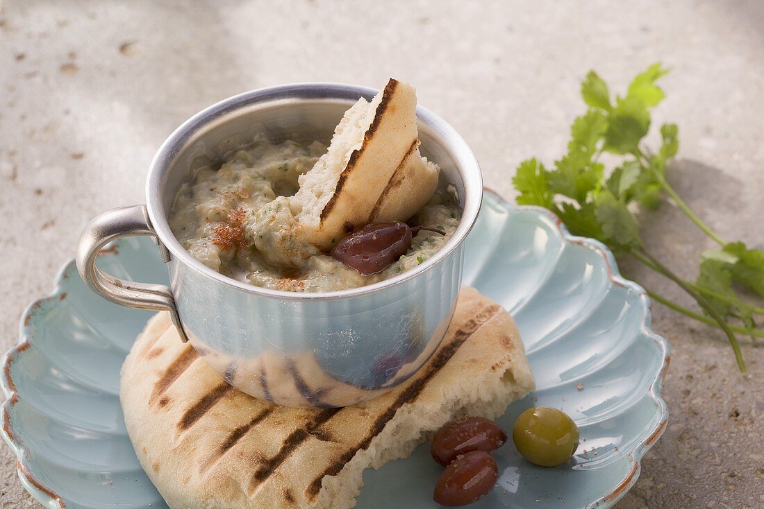 Auberginenpüree und gegrilltes Fladenbrot