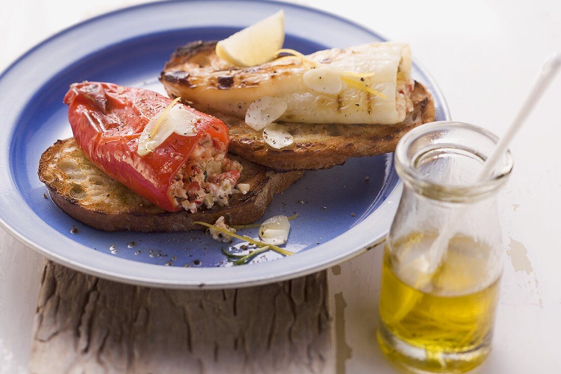 Gegrillte und marinierte Paprikaschoten mit Käsefüllung auf Röstbrot