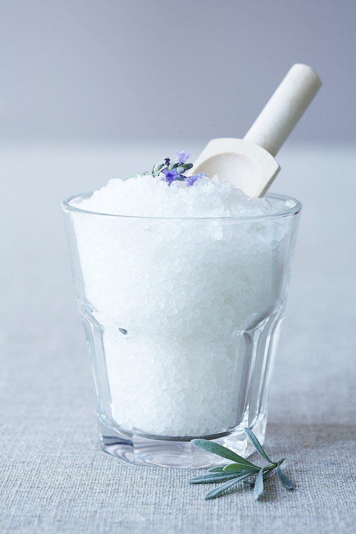 Meersalz in Glas mit Holzschaufel und Lavendel