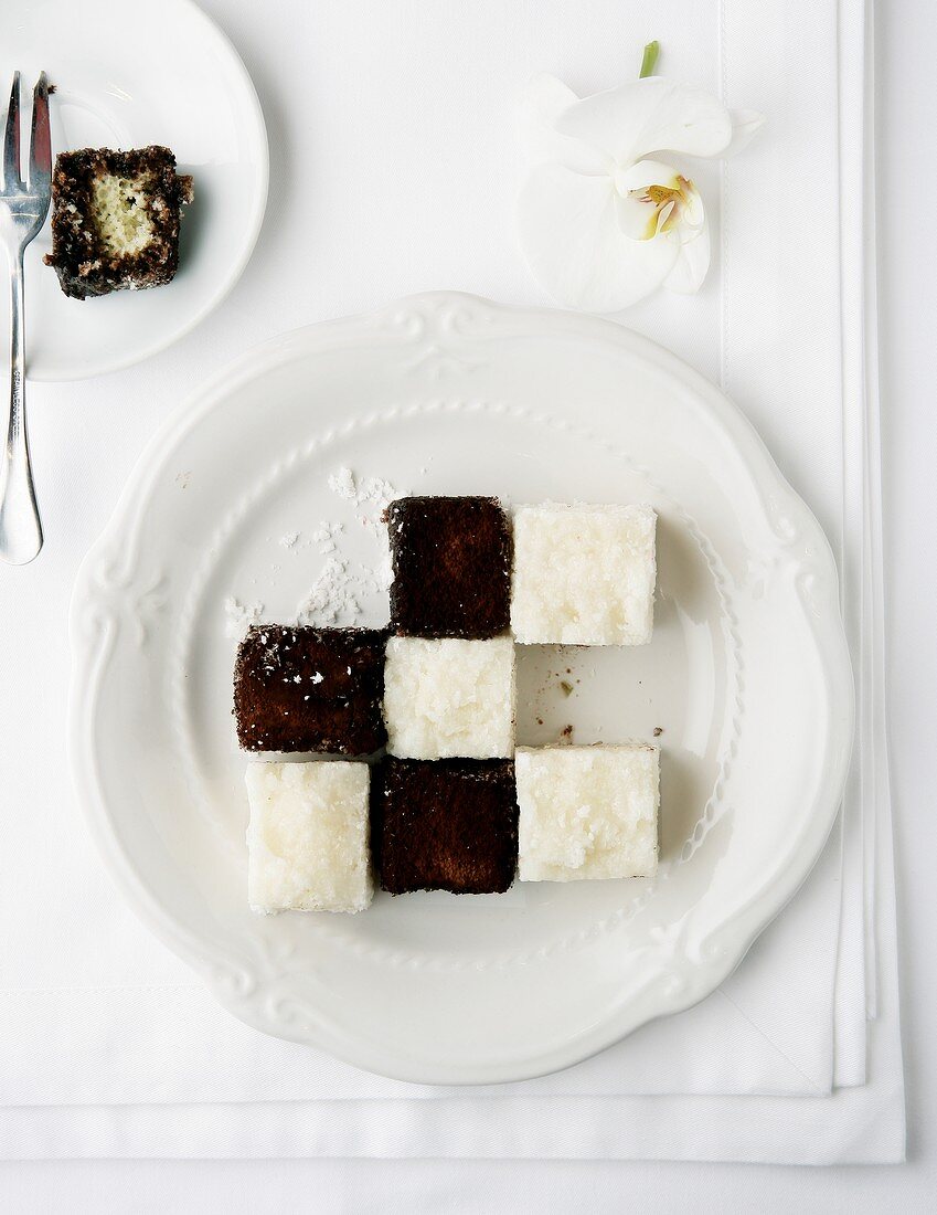 Schachbrettgebäck (Lamingtons und Kokoseis)