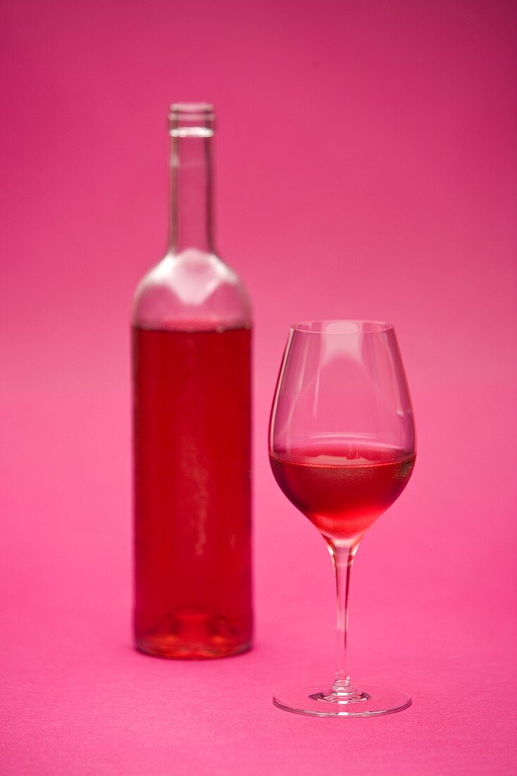 Eine Flasche und ein Glas Rosewein