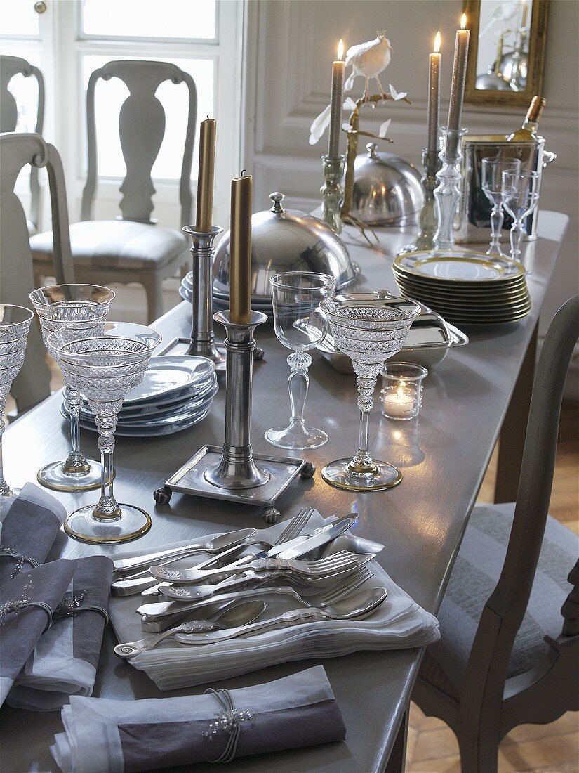 Tisch mit Utensilien aus Silber und Gold