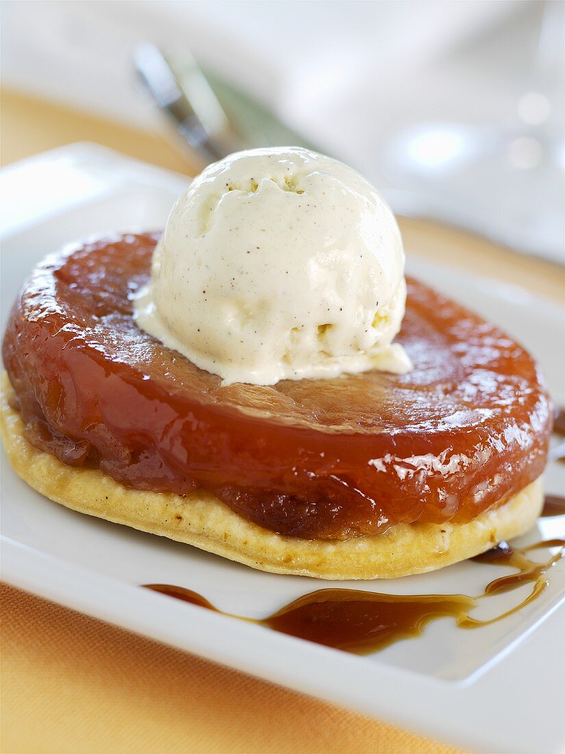 Tarte Tatin mit einer Kugel Vanilleeis