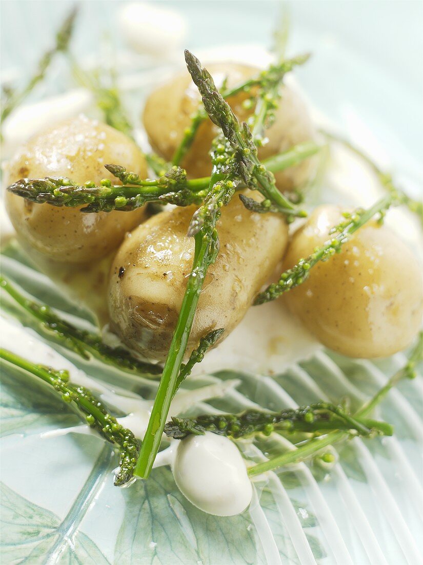 Boiled potatoes (unpeeled) with wild asparagus