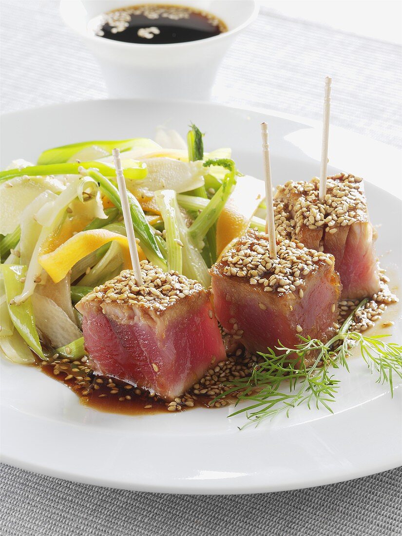 Marinated tuna appetisers with sesame seeds
