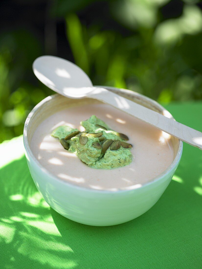 Linsensuppe mit Kürbiskernen