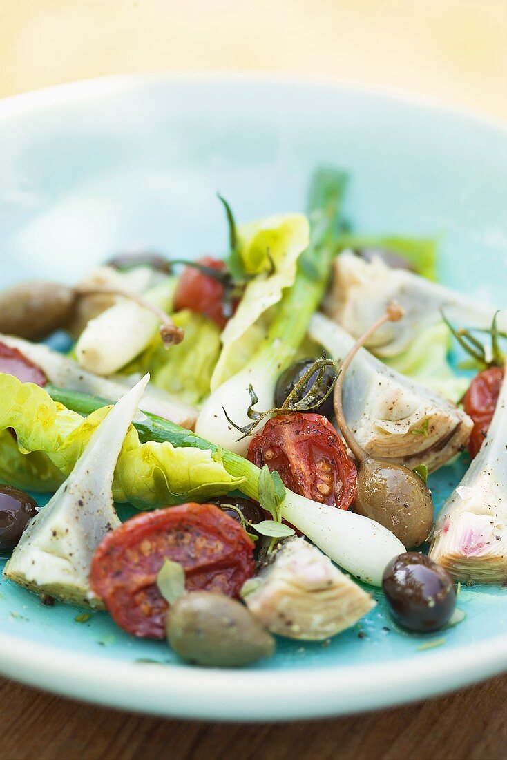 Mixed salad with artichokes, tomatoes and spring onions