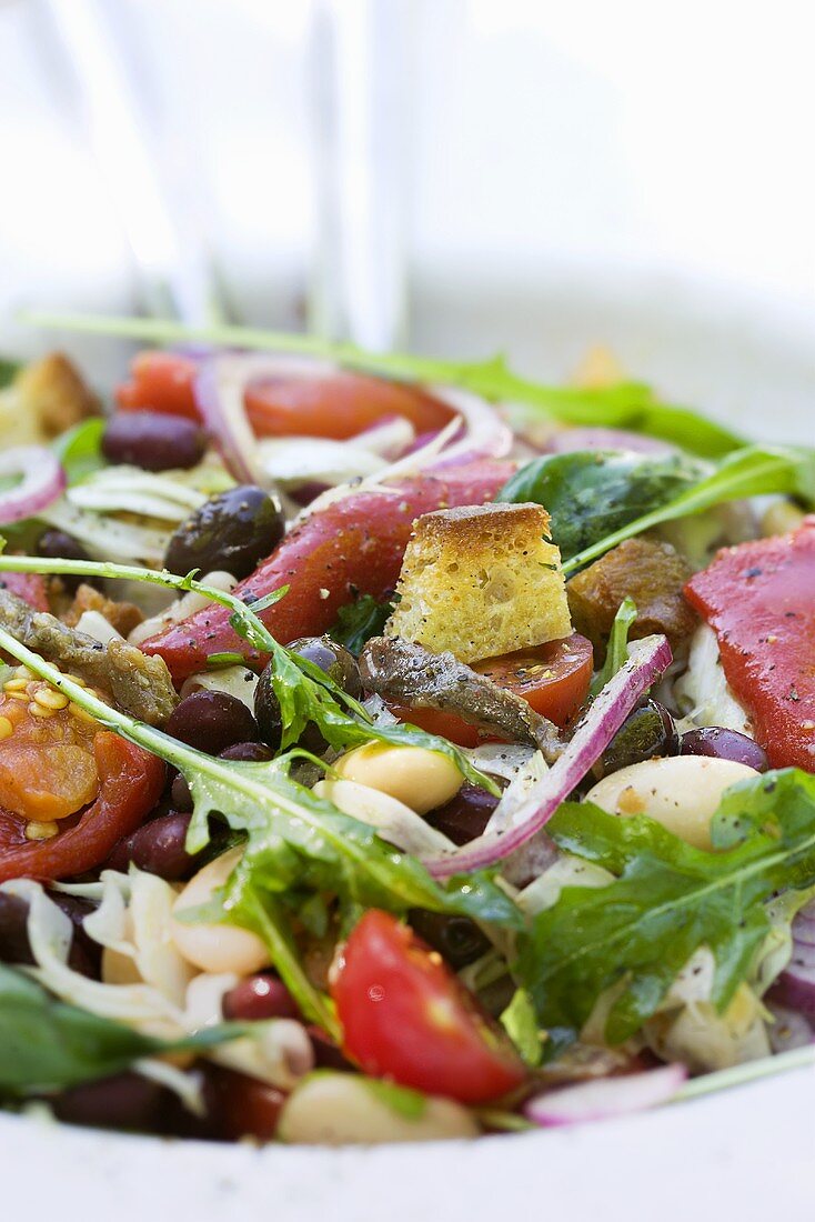 Pikanter Salat mit gegrilltem Gemüse