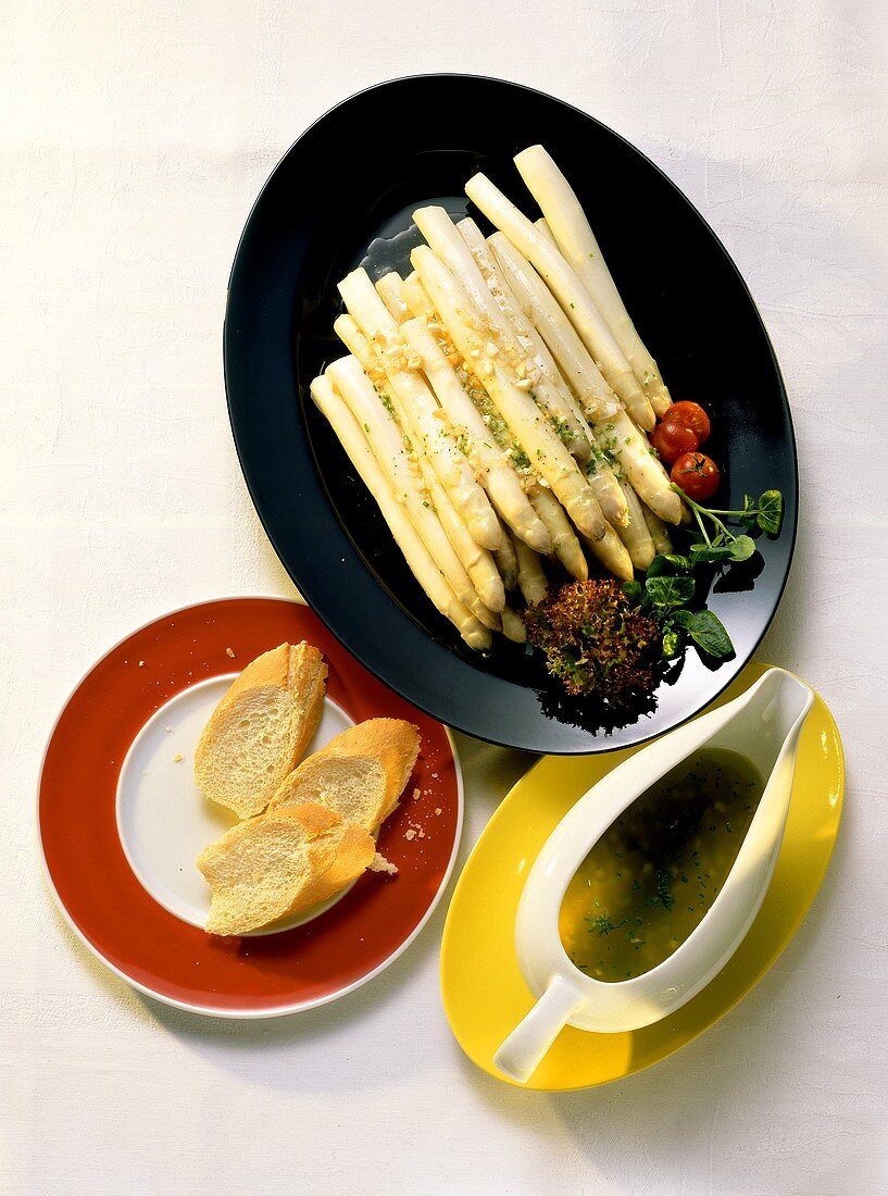 Spargel mit Vinaigrette und Baguette