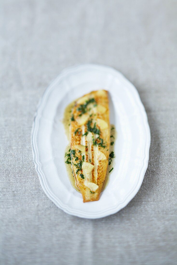 Fried sole fillet with lemon and parsley butter
