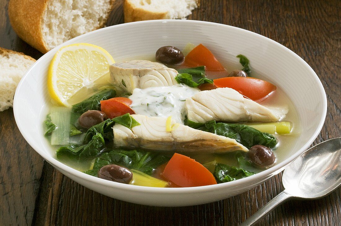 Fischsuppe mit Spinat, Tomaten und Oliven