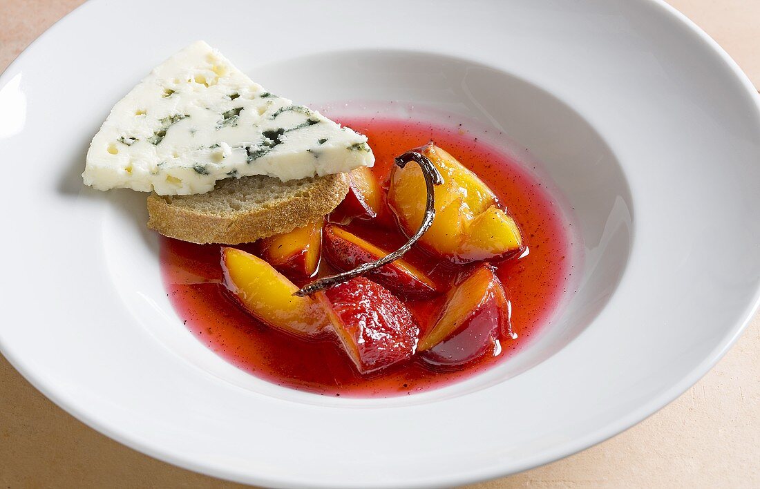 Nektarinensuppe mit Roquefort und Brot