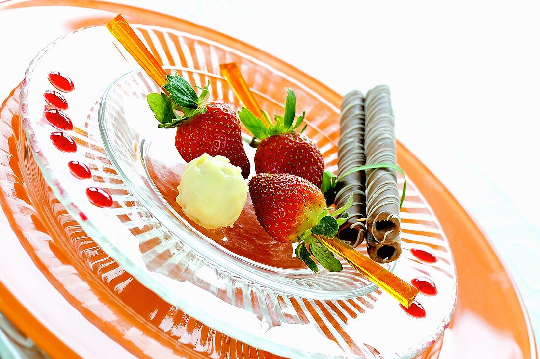Balsamico-Erdbeeren mit Schokoröllchen
