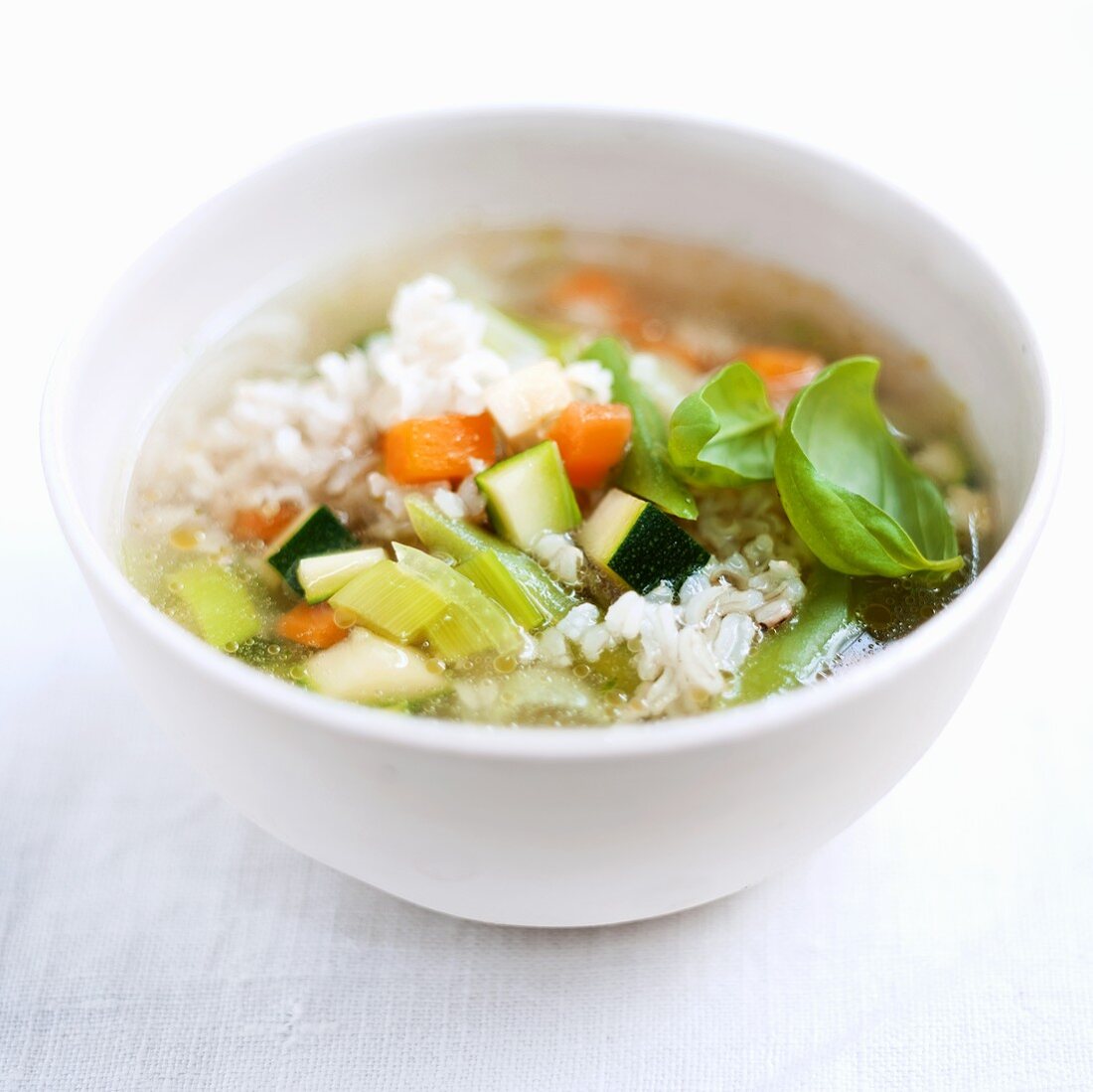 Gemüsesuppe mit Reis und Basilikum