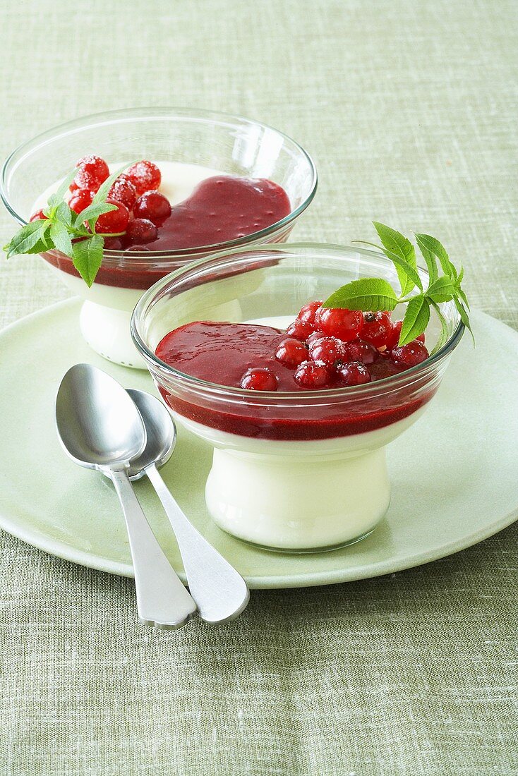 Quark cream with redcurrant sauce in two dessert glasses