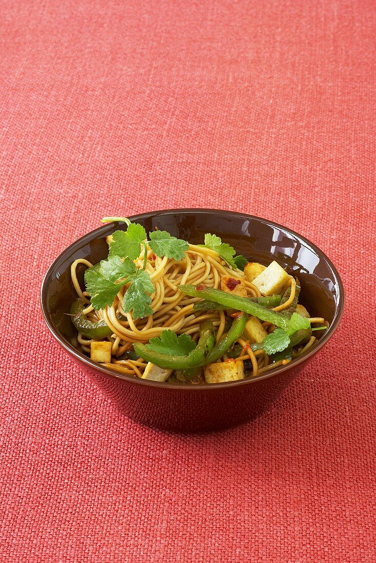 Fried noodles with peppers and tofu
