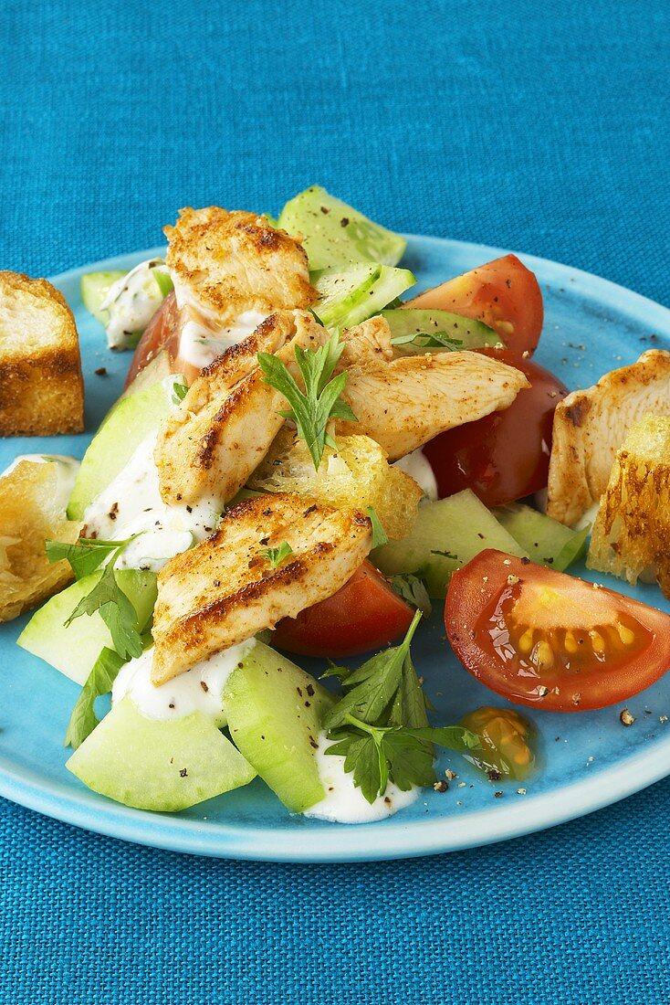 Tomaten-Gurkensalat mit gebratener Hähnchenbrust,Joghurtsauce