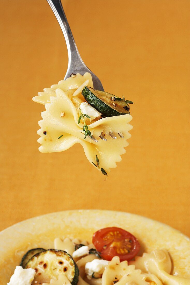 Farfalle with tomatoes, courgettes and feta cheese