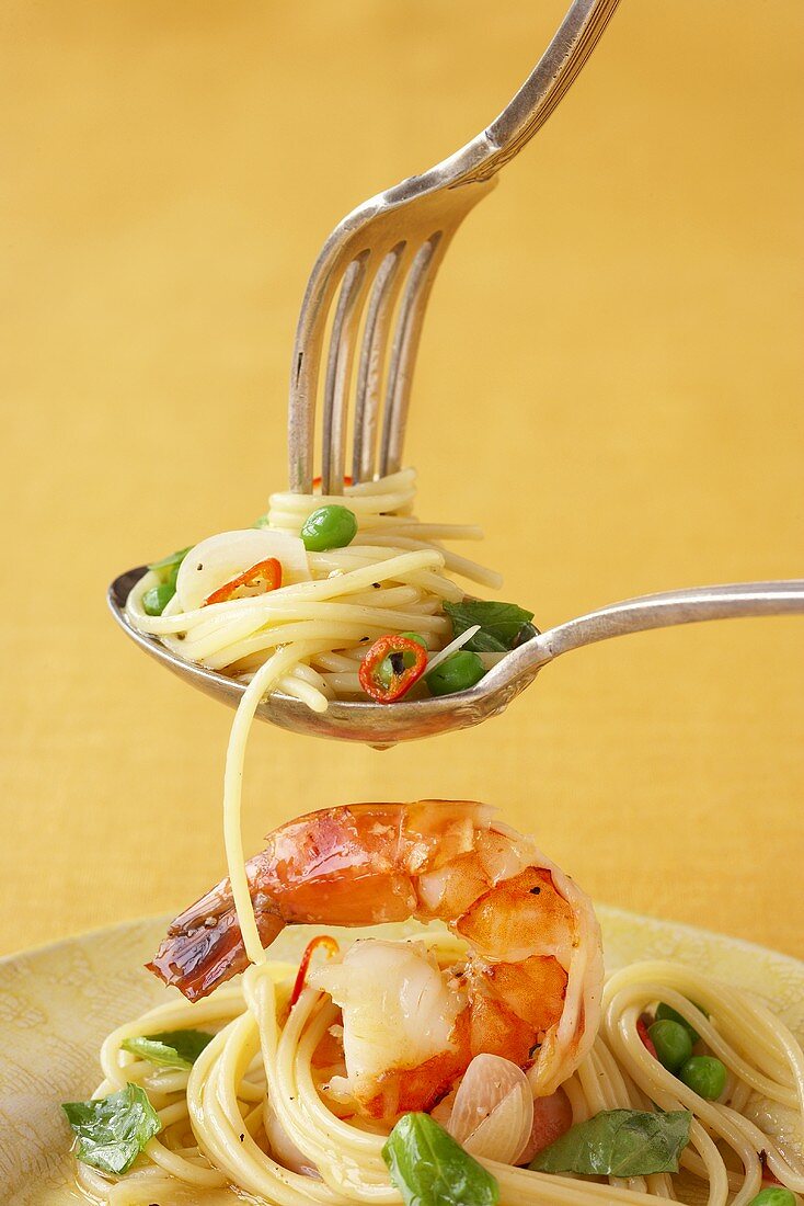 Spaghetti with prawns, peas and basil