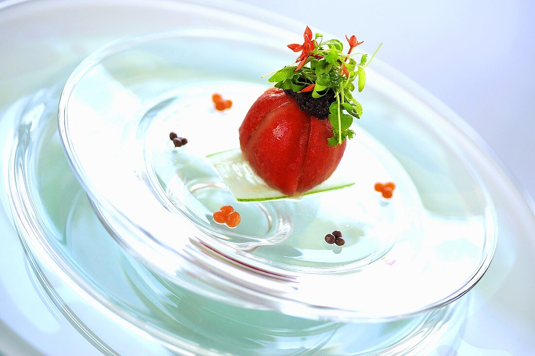 Hummer-Avocado-Kuppel mit Kaviardressing und Kräutersalat