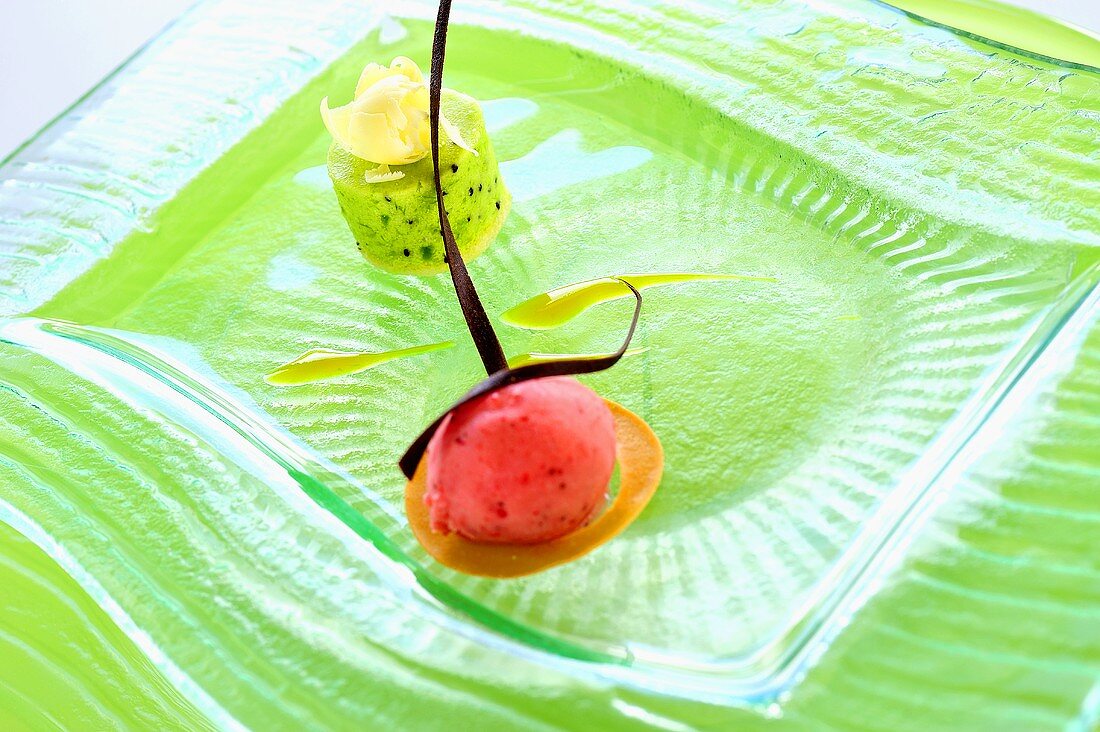 Pistazienmousse mit Himbeersorbet, Mangocoulis und Schokoladentulpe