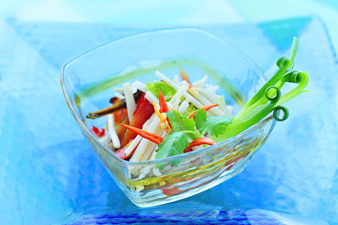 Würziger Bambussprossensalat mit Trockenfisch (Thailand)
