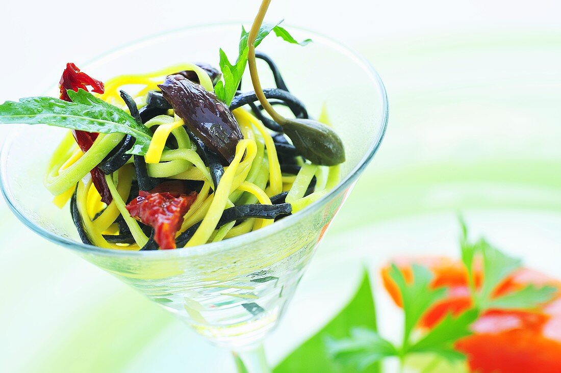 Nudelsalat mit getrockneten Tomaten und Kapern