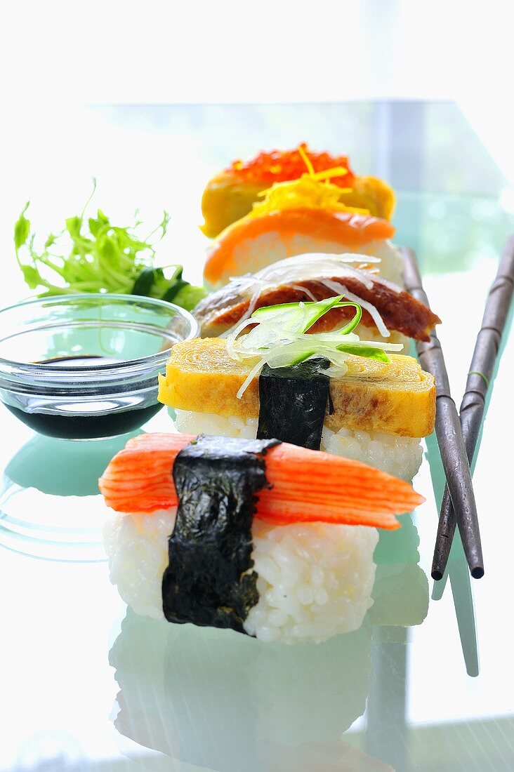 Verschiedene Nigiri-Sushi mit Sojasauce
