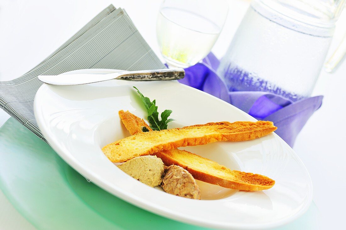 Entenlebermousse und Entenrillette mit knusprigem Brot