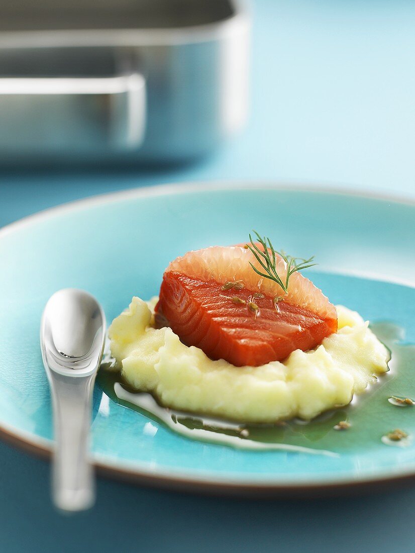 Wild red salmon with grapefruit and fennel seeds