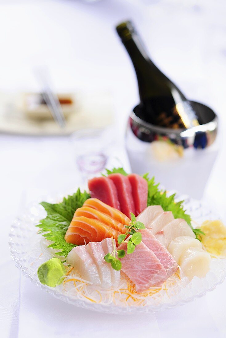 Sashimi mit verschiedenem Fisch, Sakeflasche