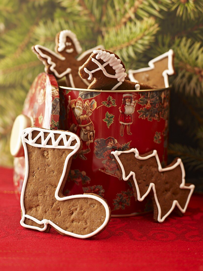 Gingerbread in biscuit tin in front of Christmas tree
